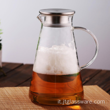 Tè freddo con succo fatto in casa in caraffa di vetro